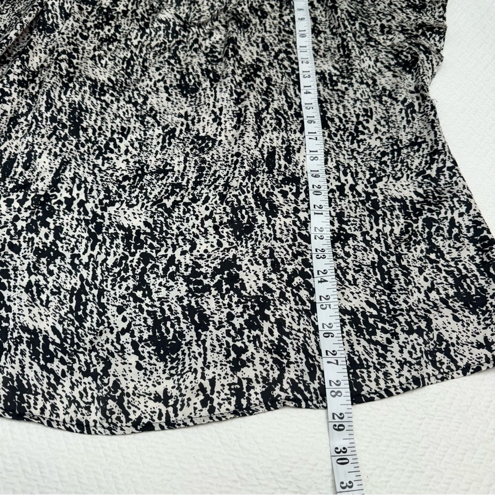 Sioni💜 Black and White V-Neck Flutter Sleeve Size 1X - Picture 8 of 9